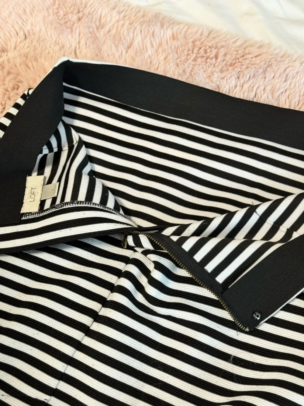 LOFT Black White Striped Pencil Skirt Size 8 Stretch Zip Back - Picture 4 of 5